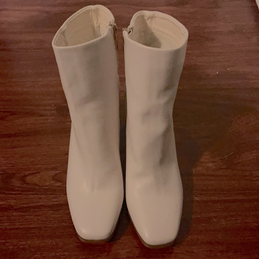 TRIED ON ONLY just fab white booties